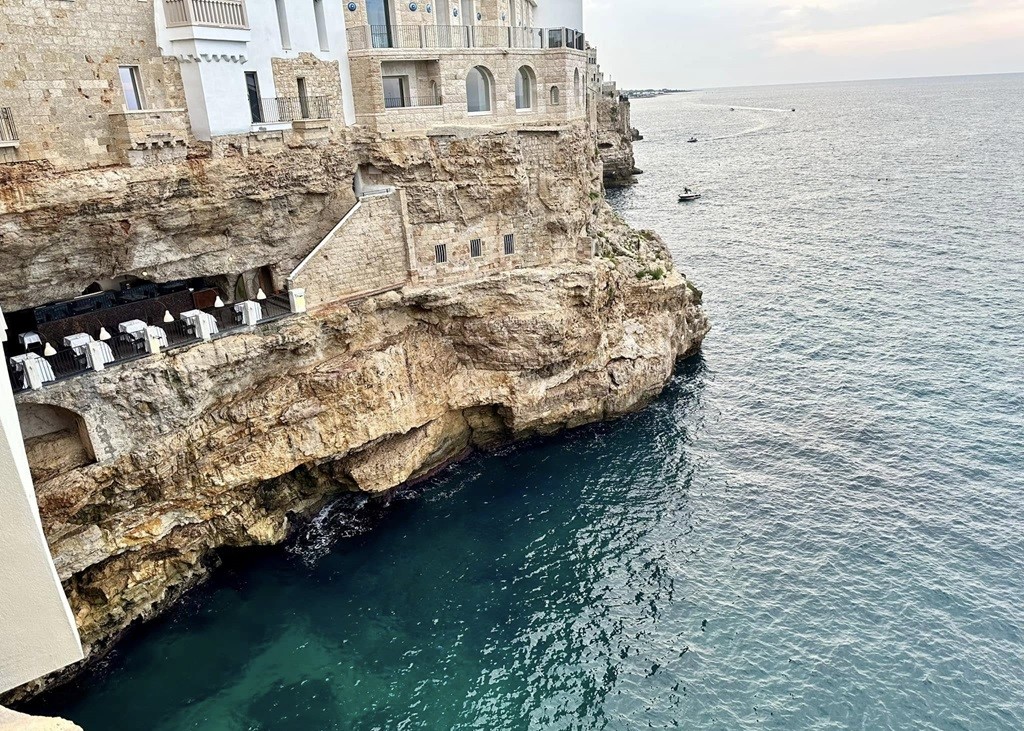 This image has an empty alt attribute; its file name is Polignano-cave-restaurant.jpg